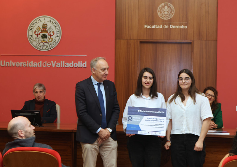 Paula Mielgo Martín y Lucía Trapote Reglero reciben el primer premio de manos del Excmo. Rector de la Universidad De Valldolid, D. Antonio Largo.